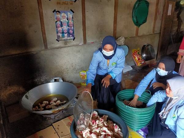 Mahasiswa KKN UNRI Ikut Serta Dalam Pembuatan Kerupuk Sagu di Salah Satu UMKM Desa Rantau Sialang